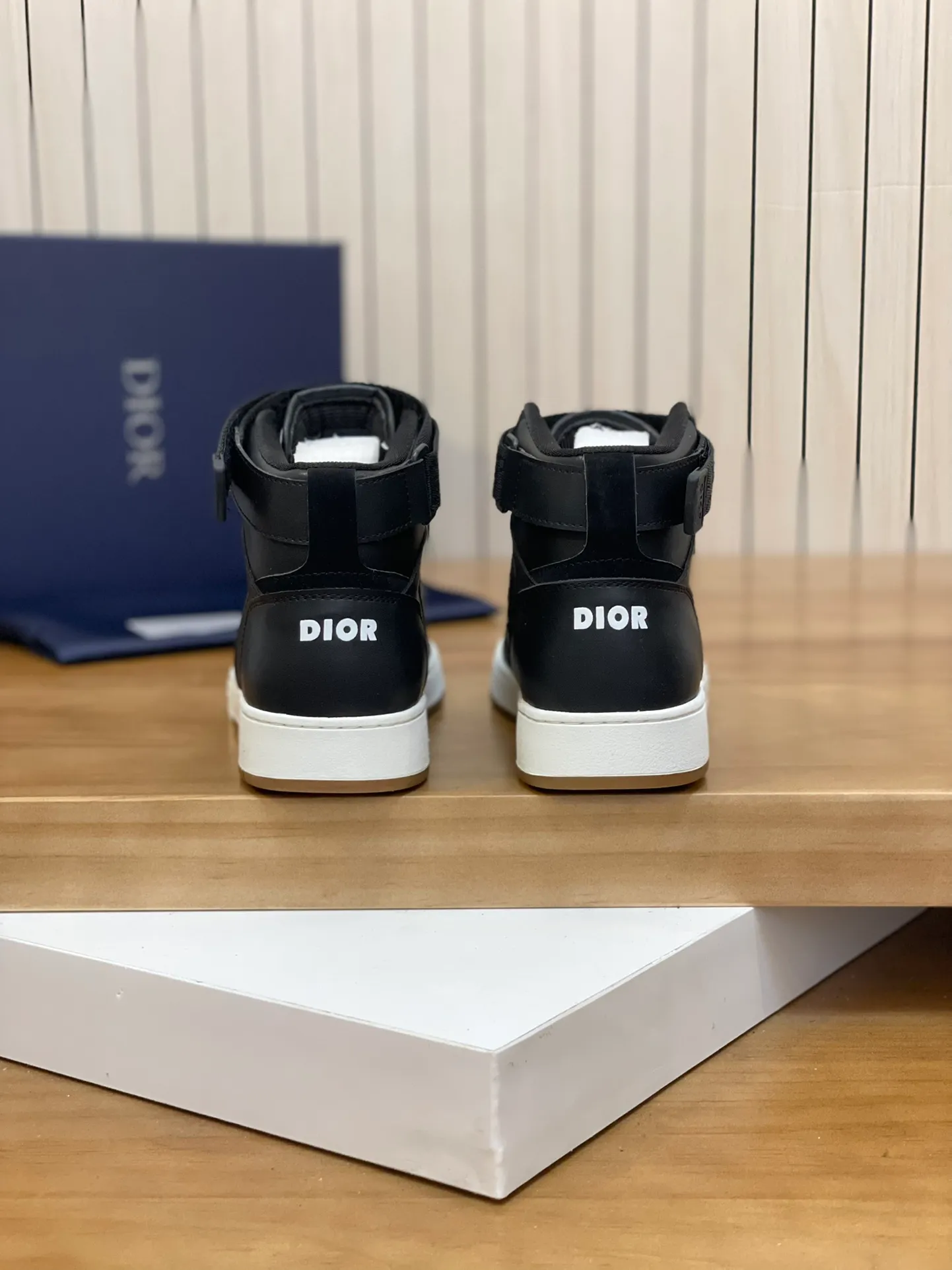 Men's shoes: 💰P460¥ Product trademark: Dior* "Dior*" high-top casual shoes Regular size: 38-44 (can be customized to 45.46) Product materials: Upper imported cowhide stitched with original fabric, breathable lining, original outsole. Number: 1006